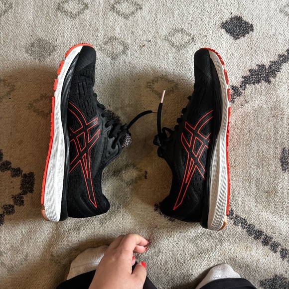 black and orange Asics worn once - Picture 5 of 7